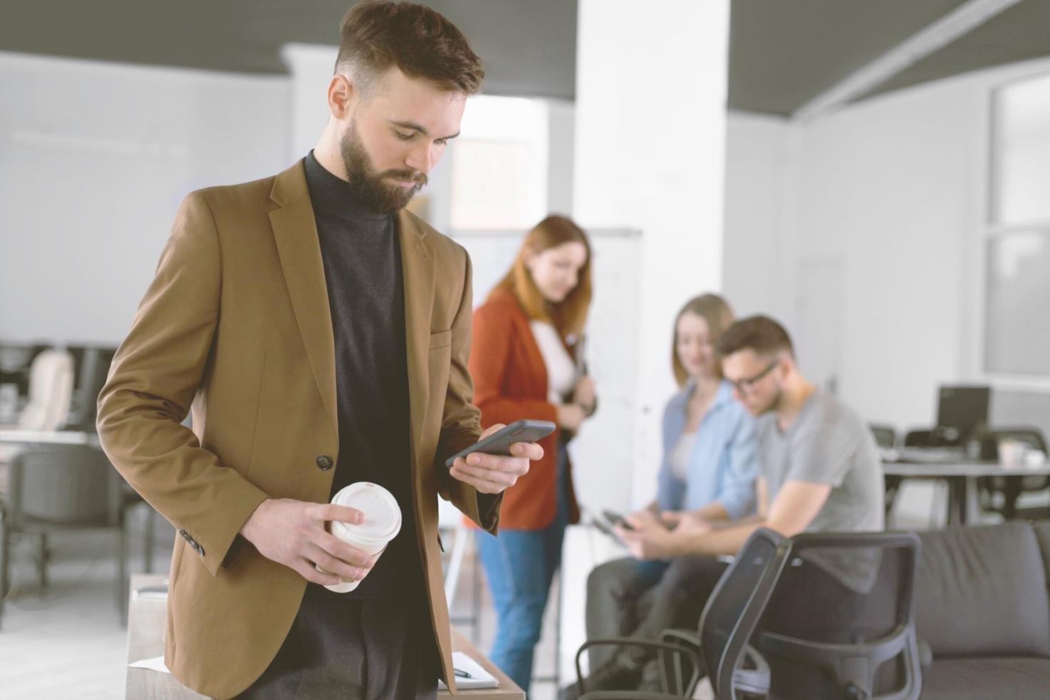 Finanzplanung Arbeitsplatz mit Unterlagen und Taschenrechner